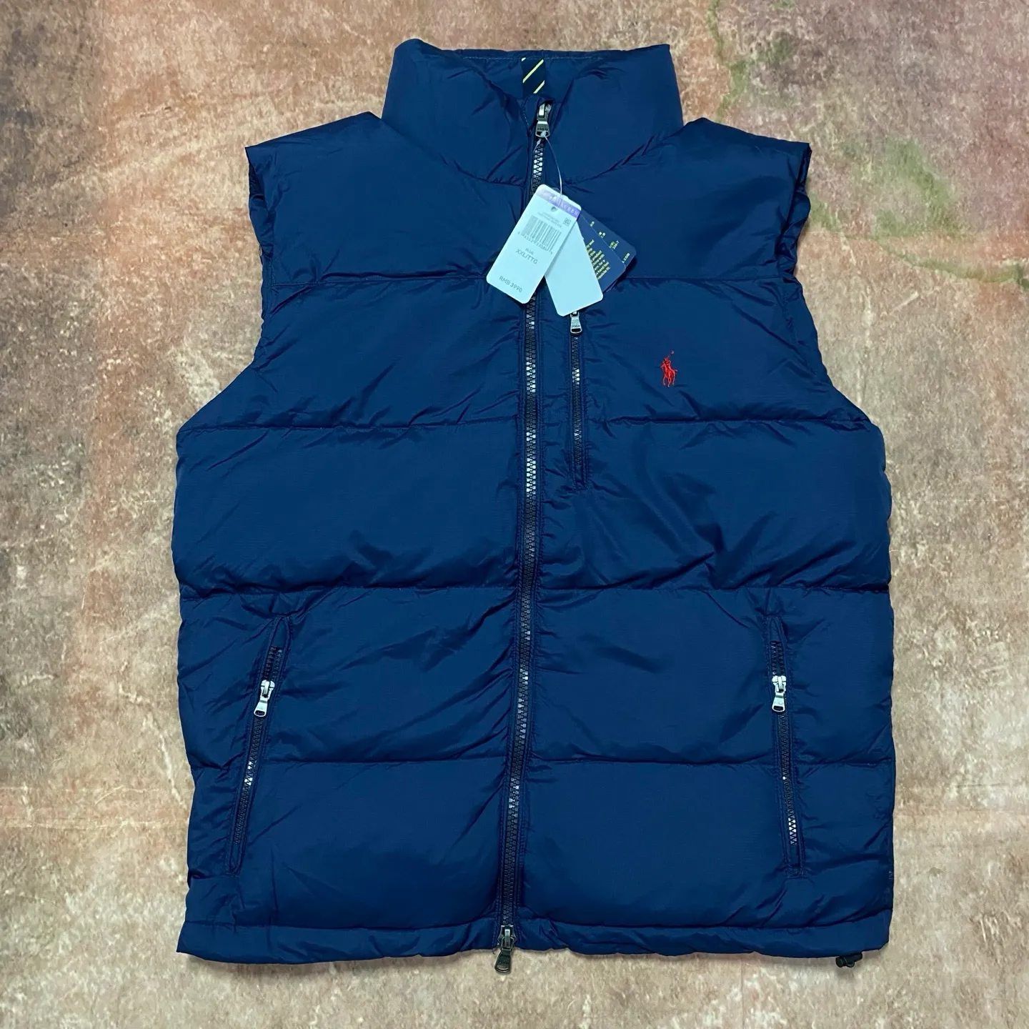P560 Rah Lauren embroidered down vest (top version of pure down) 100% pure down, a classic and evergreen style, the same model used by celebrities and internet celebrities to keep out the cold, made from fabrics, fillings to auxiliary materials, all-round benchmarking against the original quality. It uses an imported Behringer embroidery machine, 10,000-needle electric embroidery technology, and imported No. 7 needles and embroidery thread to create a full, three-dimensional, clear-textured polo logo on the chest, which can be called a "moving texture badge." Double-layer locked velvet interior, bid farewell to the worry of velvet running away. The inner lining adopts a nylon double-layer sealed velvet structure to strictly prevent velvet drilling. The hem has a built-in adjustable drawstring, making it more windproof and cold-proof. Paired with customized size 8 YKK zipper, a must-have item for autumn and winter. Color Black, Navy Blue, Black Glossy Size m-xxl